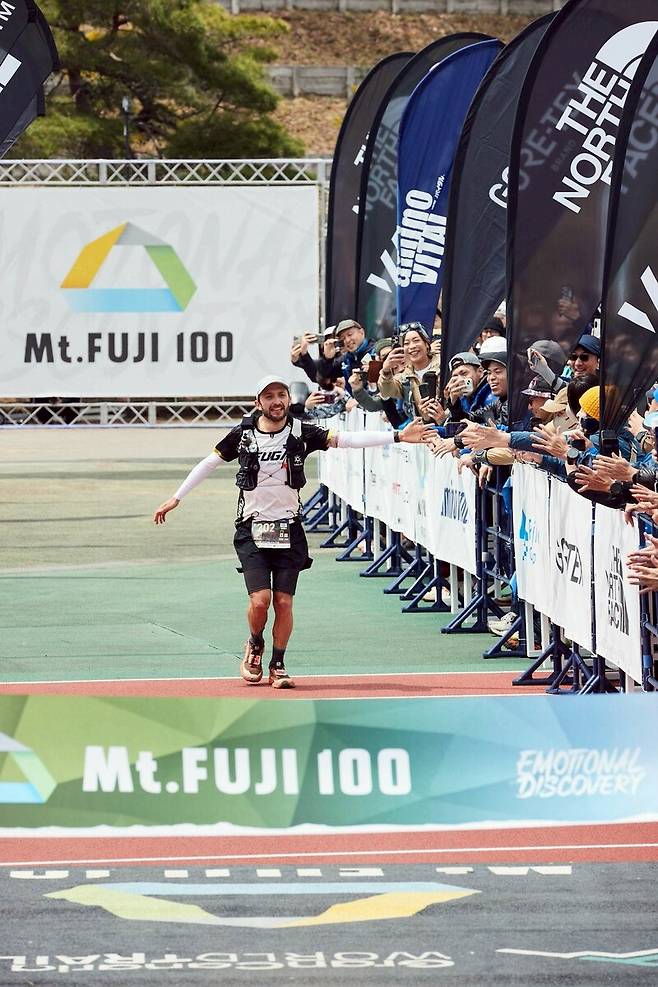 대회 100마일 부문 우승자 에콰도로의 호아킨 로페즈 선수. 17시간48분40초 기록으로 완주했다. 나카가와라 리에이 제공