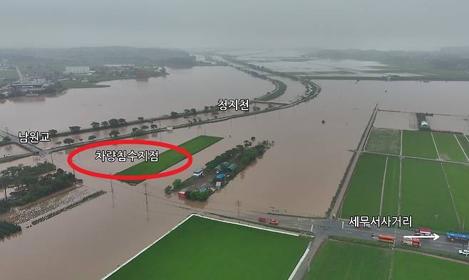 17일 오전 범람한 청지천 사고현장에서 소방당국이 구조활동을 펴고 있다. 원안에서 침수 차량들이 발견됐다. 서산시 제공