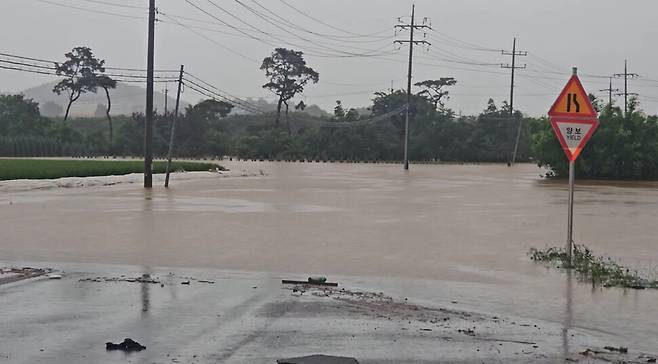호우경보가 발효된 충남 서산시 석림동 청지천이 범람해 도로와 인근 논밭이 물에 잠겨 있다. 연합뉴스