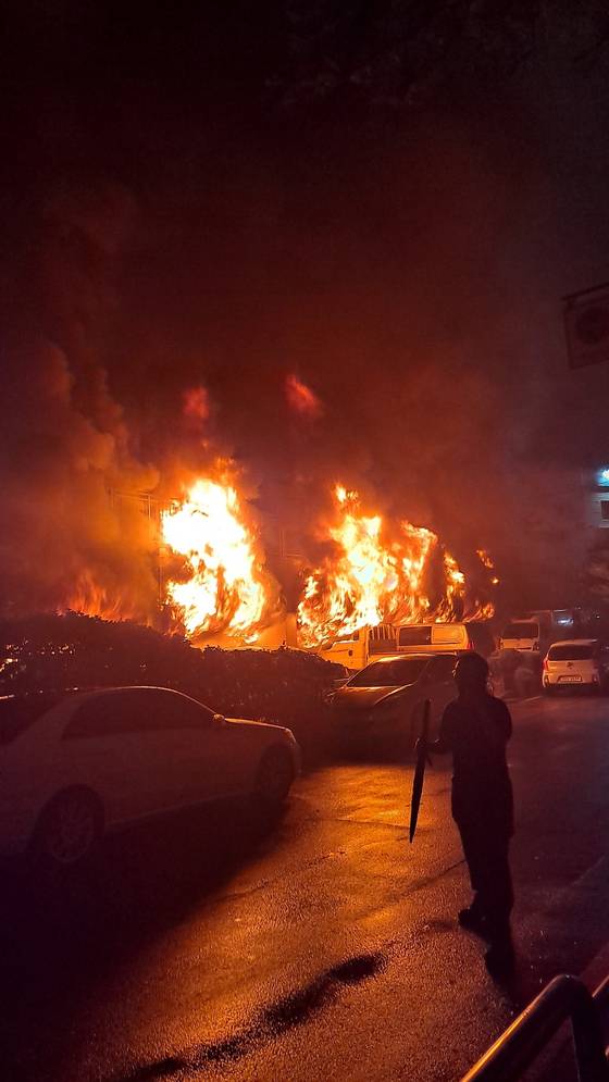 17일 오후 9시 5분쯤 경기 광명시 소하동 한 아파트 주차장에서 불이 났다. 사진 경기도소방재난본부