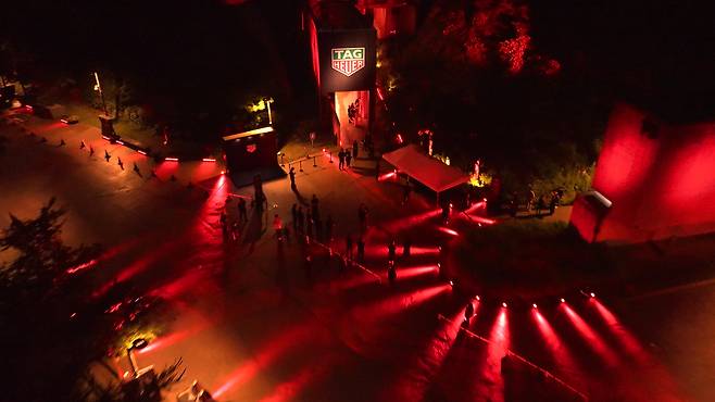 지난 6월 25일, 붉은빛으로 물든 서울 성산동 문화비축기지. 태그호이어 코리아 출범 공식 행사가 열렸다. 사진 태그호이어