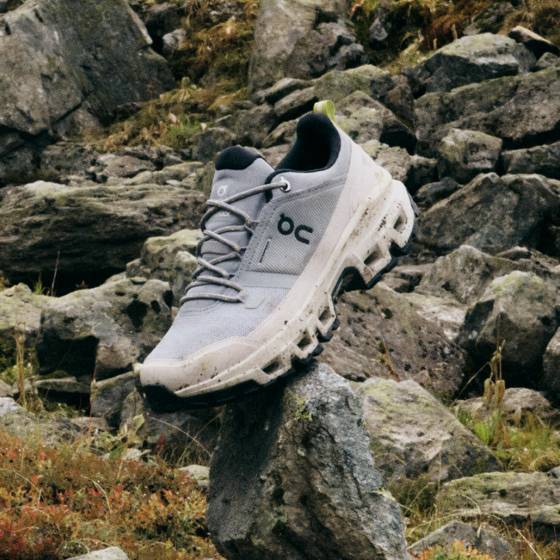 클라우드테크를 적용한 온 러닝화. 울퉁불퉁한 밑창이 착지시 충격 완화 효과와 달릴 때 추진력을 도와준다. 사진 온