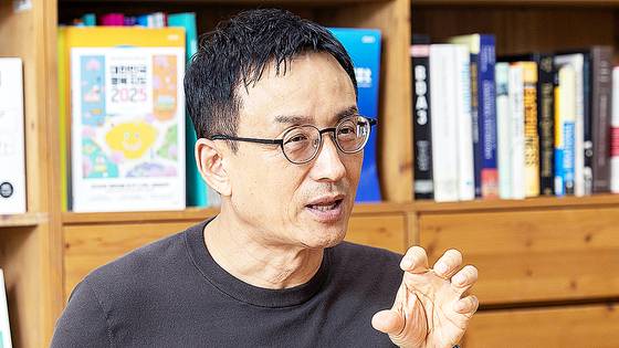 최인철 서울대 심리학과 교수는 "행복은 마음이나 돈 등 한 가지 요인으로 채워질 수 있는 게 아니다"며 "여러 요인들을 복합적으로 균형을 맞춰야 한다"고 말했다. 장진영 기자