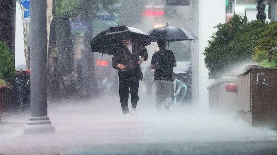 대구 지역 호우경보가 발효된 17일 대구 남구청네거리 인근에서 우산을 쓴 시민들이 이동하고 있다. 뉴시스