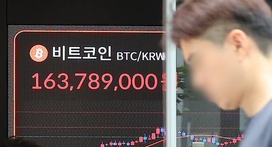 17일(현지시간) 가상자산 3개 법안이 미국 하원을 통과하면서 비트코인 가격이 12만 달러를 재돌파했다. 뉴스1