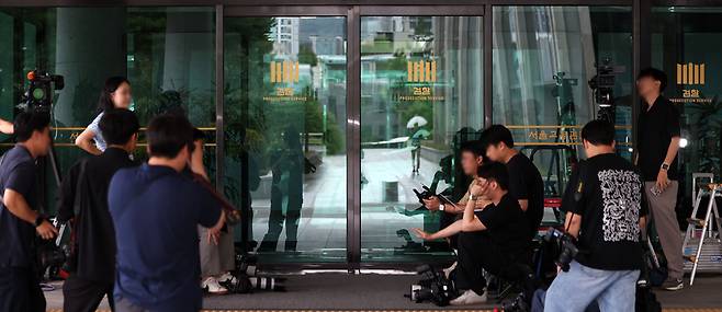 14일 서울 서초구 소재 내란 특검팀(조은석 특별검사) 사무실이 마련된 서울고등검찰청에서 취재진이 윤석열 전 대통령 조사 출석을 기다리고 있다. /뉴시스