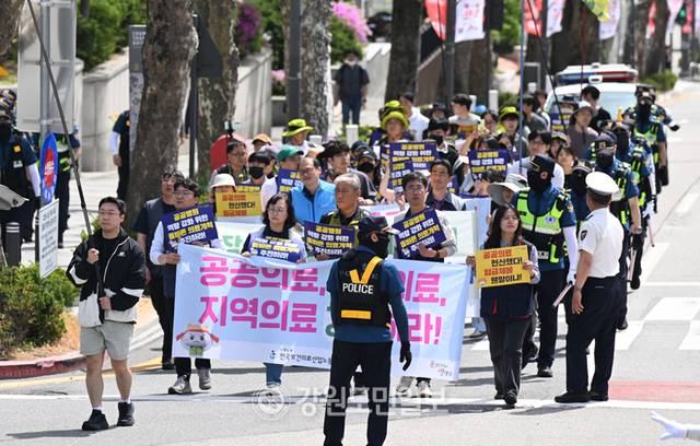 ▲ 지난 4월 23일 전국보건의료노조 강원지역본부 조합원들이 춘천 강원도청 앞에서 공공의료 문제 해결 촉구를 위한 행진을 진행했다. 김정호 기자