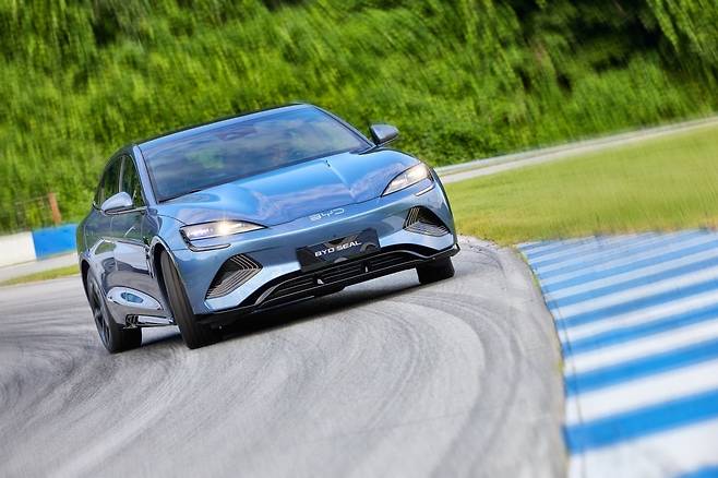 씰이 트랙을 주행하고 있는 모습./사진=BYD코리아