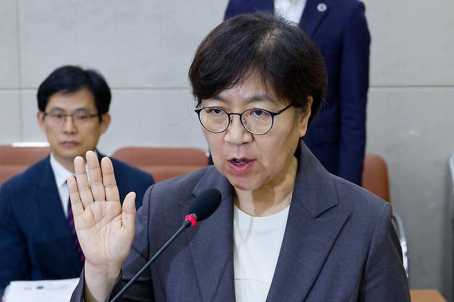 정은경 보건복지부 장관 후보자가 18일 오전 서울 여의도 국회 보건복지위원회에서 열린 인사청문회에 출석해 선서를 하고 있다. / 사진=뉴스1