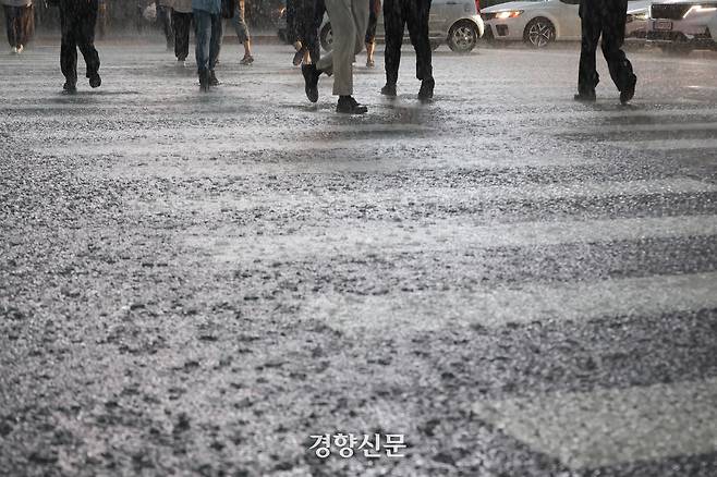 서울을 비롯한 수도권과 충청지역에 호우특보가 발효된 지난 16일 서울 광화문 사거리 일대에 모습. 정효진 기자