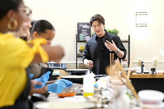 Actor Ryu Soo-young leads a Korean cooking class for students at Stanford University in April 2024. (KX Entertainment)