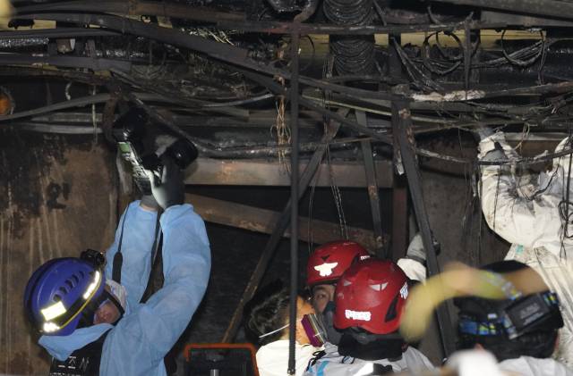 18일 오전 11시께 광명 소하동 아파트 화재 현장에서 합동 감식이 진행되고 있다. 김도현 인턴기자