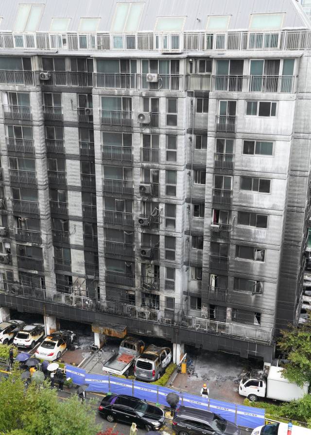 18일 오전 11시께 광명 소하동 아파트 화재 현장에서 합동 감식이 진행되고 있다. 김도현 인턴기자