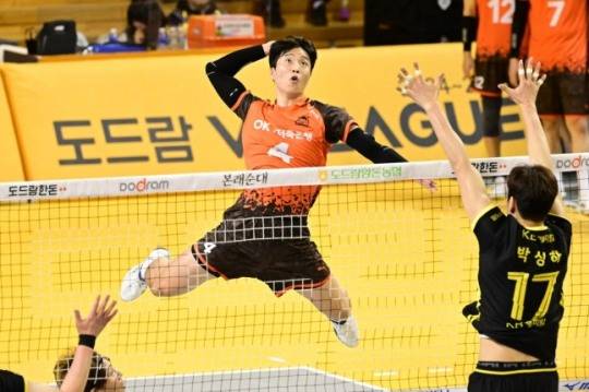 스파이크하는 OK저축은행의 김웅비(중앙) / 사진=한국배구연맹 제공. 연합뉴스
