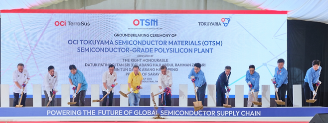 말레이시아 사라왁주에서 열린 OTSM 기공식에서 이우현 OCI홀딩스 회장(오른쪽 다섯째)과 아방 조하리 사라왁주지사(오른쪽 여섯째) 등이 축하 퍼포먼스를 하고 있다. <OCI홀딩스>