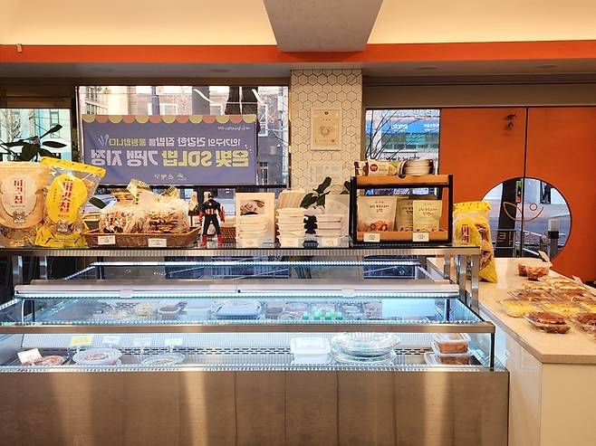 순수식탁 반찬 진열대. <부자비즈>