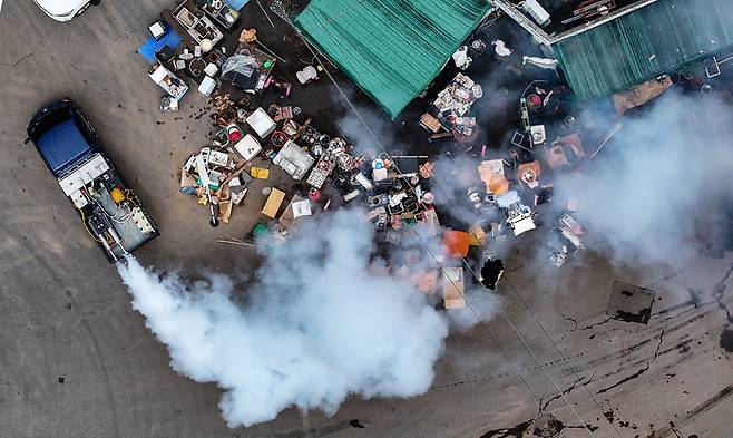 18일 대구 북구에서 소독차가 폭우로 침수됐던 지역을 찾아 방역을 하고 있다. 연합뉴스