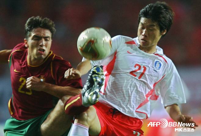 2002 한-일 월드컵에서 한국 축구 대표팀의 4강 신화에 앞장섰던 박지성(사진 오른쪽). 사진=AFPBBNews=News1