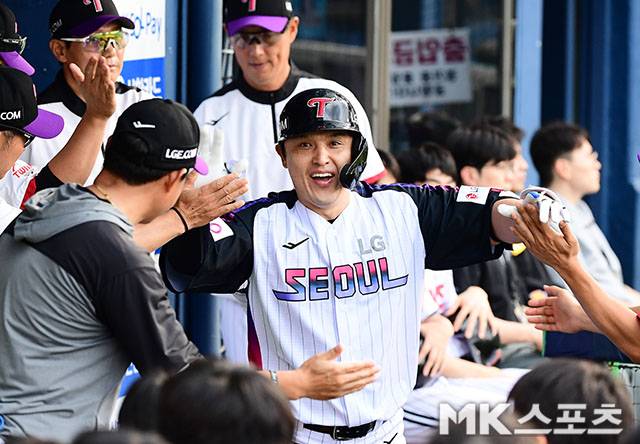 박동원이 18일 홈런을 친 뒤 기뻐하고 있다. 사진(잠실 서울)=김영구 기자