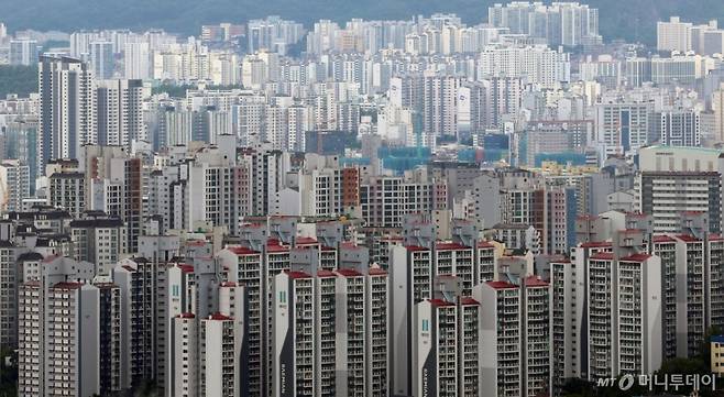 (서울=뉴스1) 김명섭 기자 = 서울 민간 아파트 분양 가격이 3.3㎡(평)당 약 4천608만원으로 오른 것으로 나타났다. 주택도시보증공사(HUG)가 공개한 6월 말 기준 '민간아파트 분양가격 동향'에 따르면 서울의 ㎡당 평균 분양가는 1천393만9천원으로 전년 동월 대비 9.97% 상승했다. 사진은 15일 서울 남산에서 바라본 아파트 모습. 2025.7.15/뉴스1 Copyright (C) 뉴스1. All rights reserved. 무단 전재 및 재배포, AI학습 이용 금지. /사진=(서울=뉴스1) 김명섭 기자
