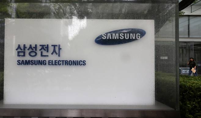 17일 오후 서울 서초구 삼성전자 서초사옥에 직원들이 출입하고 있다./사진=뉴시스 /사진=배훈식