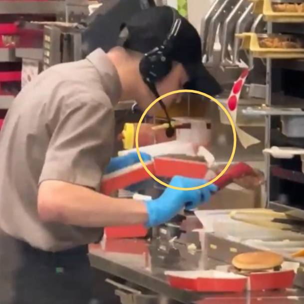 러시아의 한 패스트푸드 매장에서 직원이 손님에게 줄 버거에 침을 뱉는 사건이 발생했다. /사진=영국 매체 The Sun 갈무리