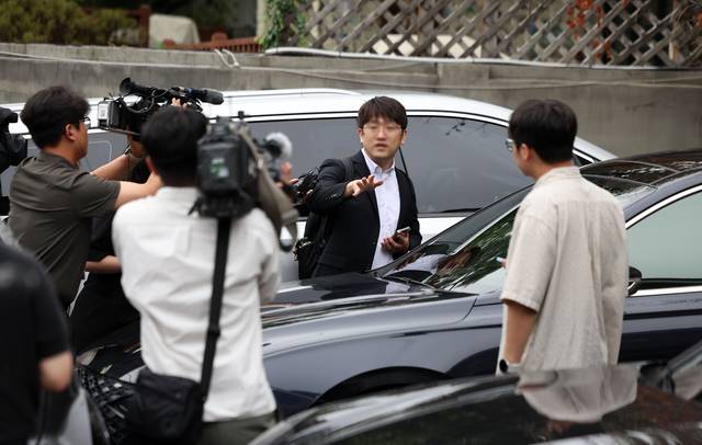 김건희 여사 의혹을 수사 중인 민중기 특검팀이 지난 15일 서울 강남구 건진법사 법당을 압수수색하고 있다. 뉴시스