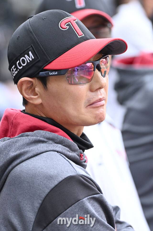 24일 인천 SSG랜더스필드에서 열린 '2025 신한 SOL BANK KBO리그' LG 트윈스와 SSG랜더스 경기. LG 염경엽 감독이 경기를 지켜보고 있다./마이데일리