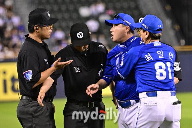 2일 서울 잠실야구장에서 열린 '2025 신한 SOL BANK KBO리그' 삼성 라이온즈와 두산 베어스 경기. 삼성 박진만 감독이 7회말 선두타자 김재환의 체크 스윙이 선언되지 않자 김선수 3루심에게 항의하고 있다./마이데일리