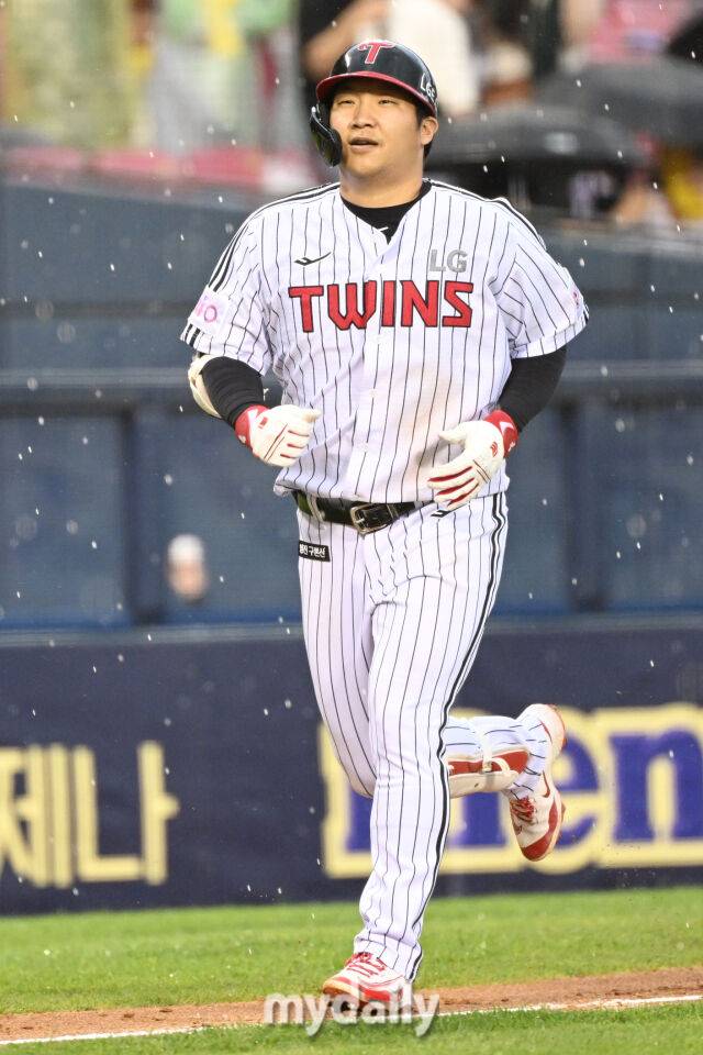 17일 서울 잠실야구장에서 열린 '2025 신한 SOL BANK KBO리그' KT 위즈와 LG 트윈스 더블헤더 1차전 경기. LG 문보경이 7회말 2사에 솔로포를 친 뒤 그라운드를 돌고 있다./마이데일리