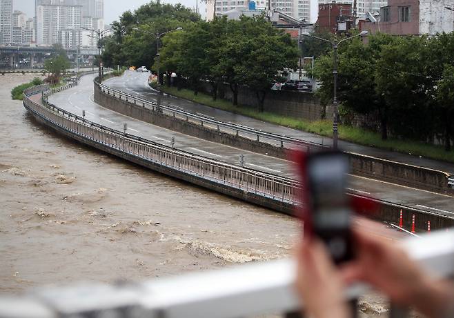 17일 오후 대구 지역에 폭우가 쏟아지며 신천동로가 침수 우려로 전면 통제되고 있다. 연합뉴스