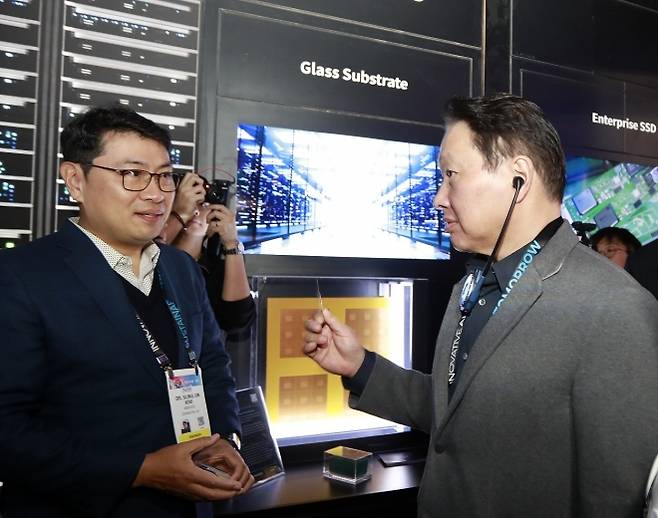 최태원(오른쪽) SK 회장이 지난 1월 미국 라스베이거스에서 열린 ‘CES 2025’의 SK 전시관에서 유리기판을 살펴보고 있다. SK 제공