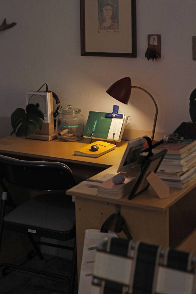 책상 등과 그림, CD플레이어가 놓인 자리는 내 방 책상처럼 안락하고 편안하다.