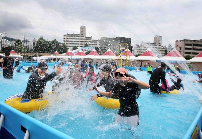 지난해 7월 서울 도봉구 도봉동 성균관대 야구장 부지에 마련된 물놀이장에서 아이들이 물장구를 치고 있다. 도봉구 제공
