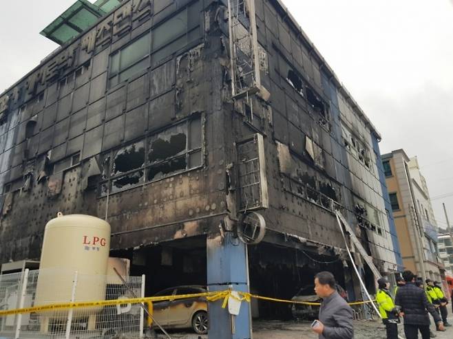 2017년 12월 21일 29명의 목숨을 앗아갔던 충북 제천 스포츠센터 화재. 연합뉴스