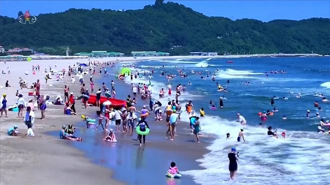 북한 원산갈마해안관광지구에 전국각지에서 끊임없이 찾아오는 수많은 근로자들로 연일 흥성이고 있다고 조선중앙TV가 지난 16일 보도했다. 2025.7.16 연합뉴스