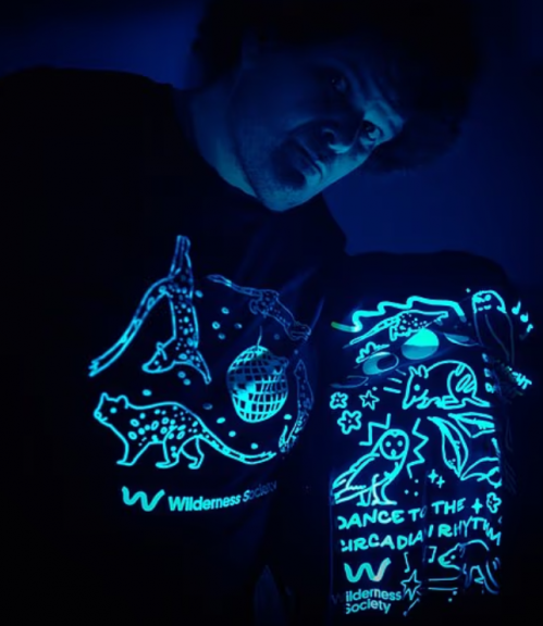 호주에서 활동하는 사진작가 벤 올드리지(사진)는 태즈메이니아(태즈매니아)에서 빛을 뿜어내는 ‘동부 쿼울’을 최초로 포착했다. 생물형광 현상을 설명하는 사진을 공개한 올드리지 작가.