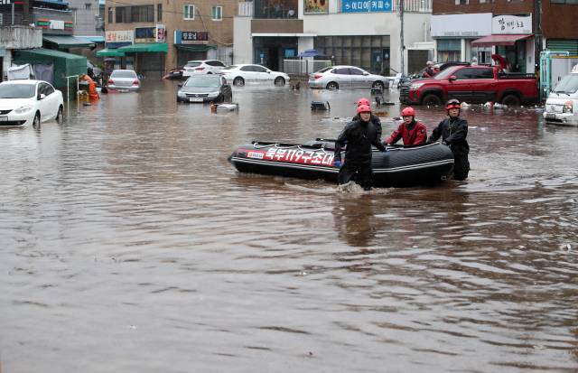 17일 오후 대구 북구 노곡동에서 119구조대가 보트를 타고 인명 수색을 하고 있다. 이날 갑작스러운 폭우로 노곡동 일대가 침수됐다. 2025.7.17. 연합뉴스