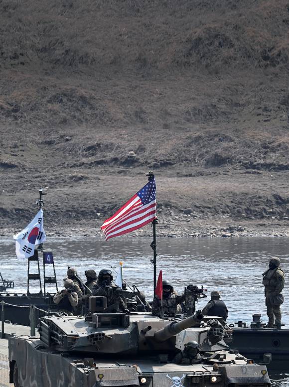 3월20일 경기 연천군 임진강 일대 석은소 훈련장에서 열린 한미 연합 제병협동 도하훈련에서 K1E1전차가 180m 길이의 연합부교를 건너고 있다. ⓒ사진공동취재단