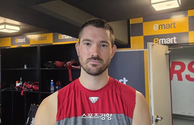 SSG 드류 앤더슨이 17일 인천구장에서 인터뷰하고 있다. 유새슬 기자