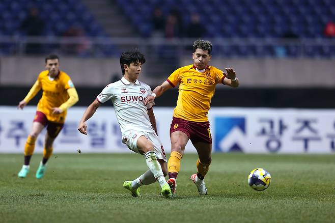 광주FC의 헤이스(오른쪽)와 수원FC 노경호가 지난 2월 리그 경기 도중 볼을 다투고 있다. 프로축구연맹 제공