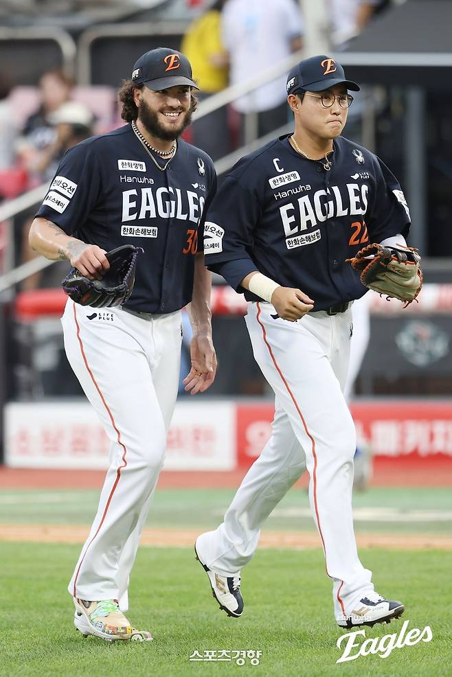 한화 코디 폰세(왼쪽)이 18일 수원 KT전에서 이닝을 마무리한 뒤 채은성과 더그아웃으로 향하고 있다. 한화이글스 제공