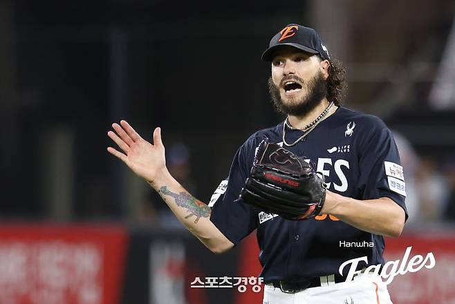 한화 코디 폰세가 18일 수원 KT전에서 이닝을 마무리하며 세리머니를 하고 있다. 한화이글스 제공