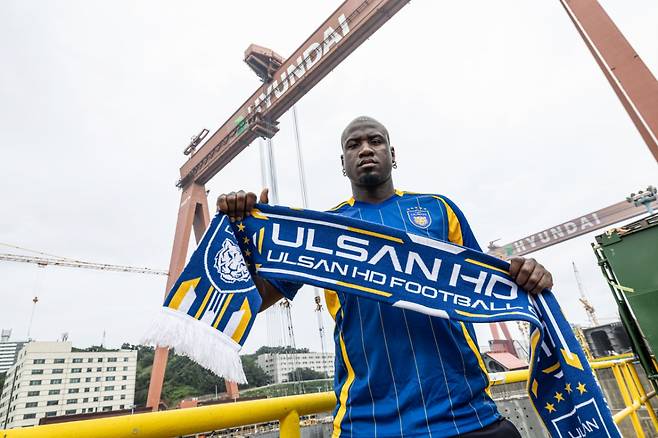 HD현대중공업 해양 야드 H-도크 골리앗 크레인에서 입단 사진을 찍은 말컹. /사진=울산HD 제공