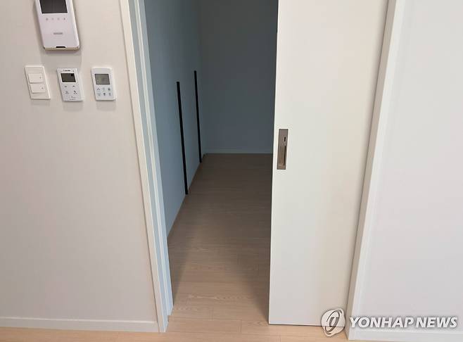 미닫이문이 설치된 내부 모습 (서울=연합뉴스) 최혜정 인턴기자 = 유니버설디자인하우스-장안 내부 세대의 문은 모두 여닫이가 아닌 미닫이로 설치돼 있다. 2025.7.18
