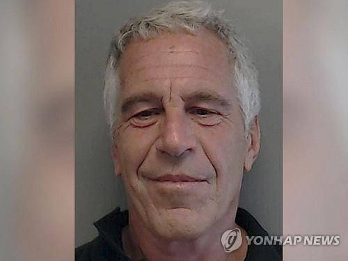 제프리 엡스타인 2013년 7월 25일 미국 플로리다주 법집행부가 발표한 성범죄자 명단에 포함된 제프리 엡스타인의 사진. [플로리다주 법집행부 제공. AFP 연합뉴스. 재판매 및 DB 금지. .