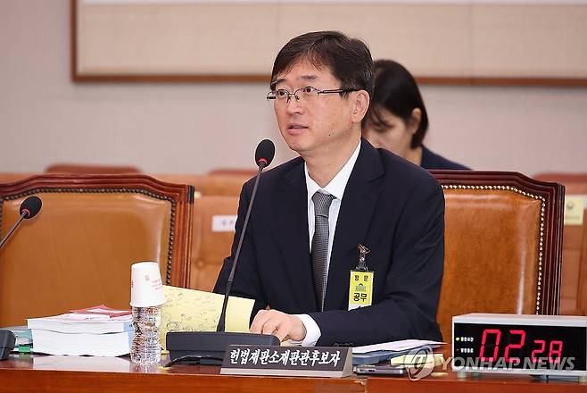 오영준 후보자 답변 (서울=연합뉴스) 박동주 기자 = 오영준 헌법재판관 후보자가 18일 서울 여의도 국회 법제사법위원회에서 열린 인사청문회에서 의원질의에 답하고 있다. 2025.7.18 pdj6635@yna.co.kr