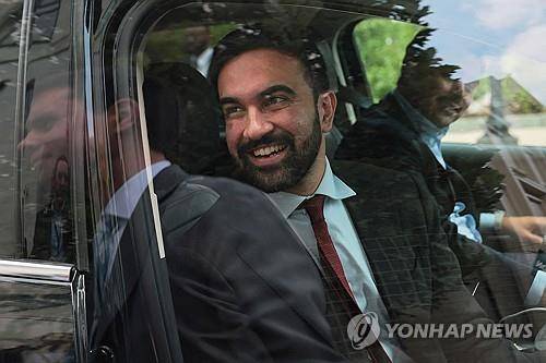 조란 맘다니 미국 민주당 뉴욕시장 후보 (워싱턴DC AFP=연합뉴스) 2025년 7월 16일 미국 민주당의 뉴욕시장 후보인 조란 맘다니가 워싱턴DC의 덕슨 상원 사무실 건물을 떠나면서 잠시 기자들에게 얘기하고 있다. (Getty Images via AFP) 2025.7.18.