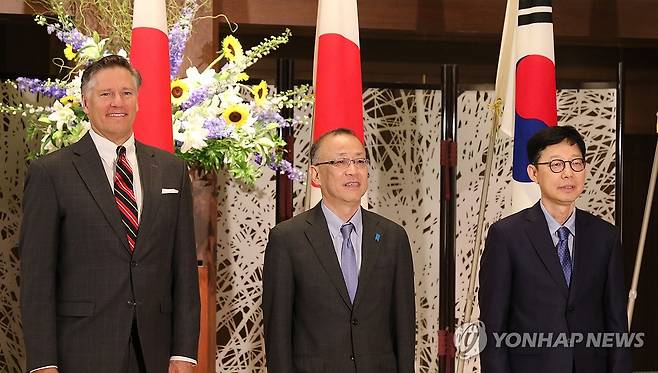 도쿄서 한데 모인 한미일 외교차관 (도쿄=연합뉴스) 박상현 특파원 = 박윤주 외교부 1차관(오른쪽)과 크리스토퍼 랜도 미국 국무부 부장관(왼쪽), 후나코시 다케히로 일본 외무성 사무차관이 18일 일본 도쿄 외무성 이쿠라공관에서 열린 한미일 외교차관 협의회에 앞서 기념촬영하고 있다.