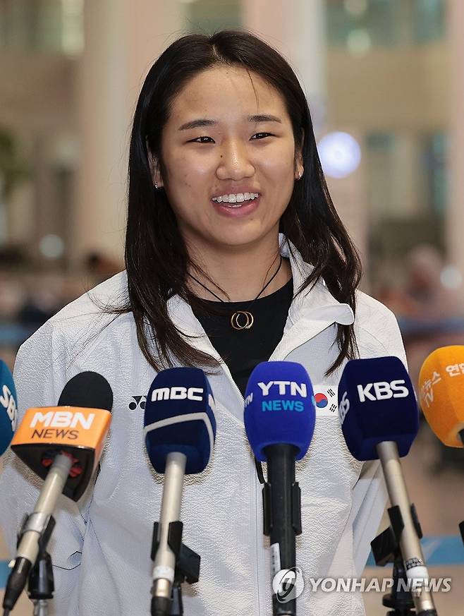 인도네시아오픈 우승 소감 밝히는 안세영 (영종도=연합뉴스) 김인철 기자 = 세계배드민턴연맹(BWF) 월드투어 슈퍼 1000 인도네시아오픈 여자 단식 결승에서 우승을 차지한 안세영이 9일 인천국제공항 제2여객터미널로 귀국한 뒤 인터뷰를 하고 있다. 2025.6.9 yatoya@yna.co.kr